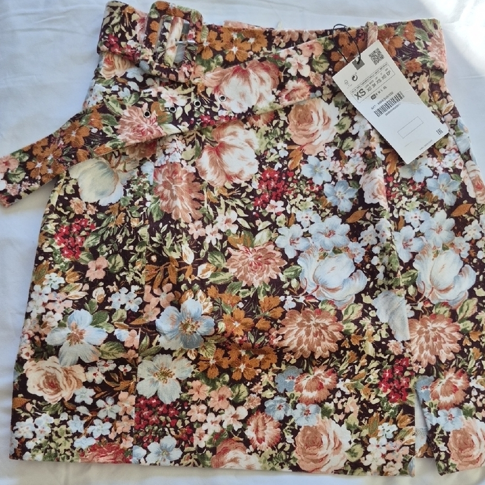 Zara Multicolor Floral Pencil SkirtZara floral print shorts.
Brand new with tags